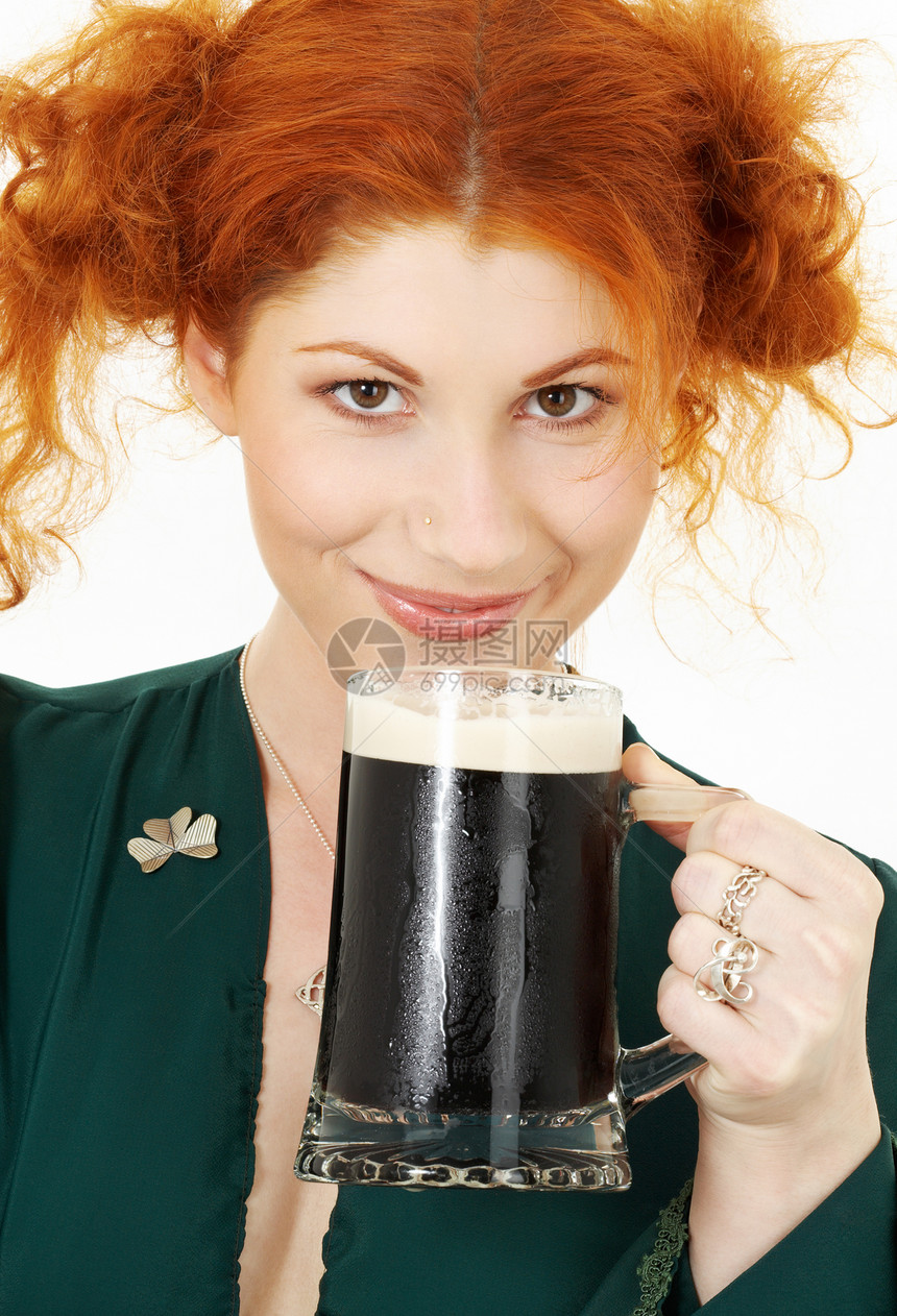 红头发的女生喝爱尔兰啤酒图片