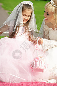 快乐新娘与小伴娘的照片图片