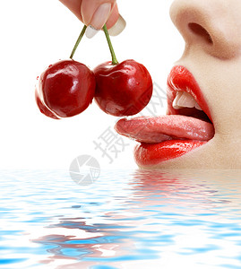 水中樱桃嘴唇舌头的图片图片