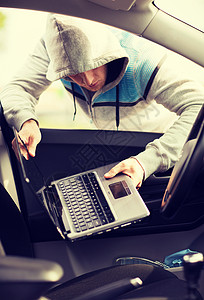 运输,犯罪所权小偷车里偷笔记本电脑背景图片