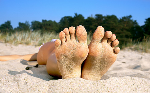 海滩女孩的鞋底脚趾背景图片