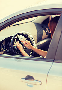 交通车辆妇女驾驶汽车时用电话图片