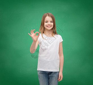 快乐的人手势的微笑的小女孩空白的白色T恤良好的手势图片