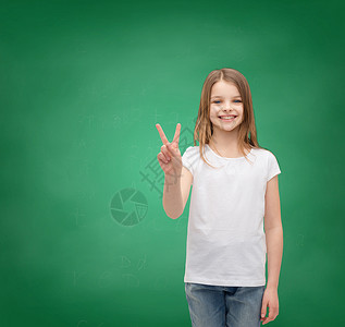 手势快乐的人微笑的小女孩穿着白色空白T恤,用手指表现出平的姿态图片