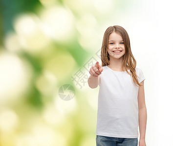 手势快乐的人的快乐的小女孩穿着空白的白色t恤指向你图片