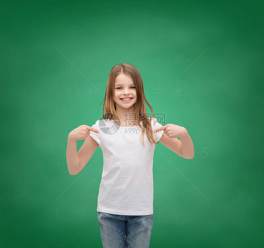 T恤的理念微笑的小女孩穿着空白的白色T恤指向自己图片