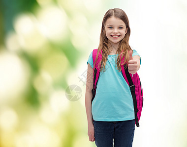 教育,手势学校快乐微笑的小女孩,书包竖大拇指图片