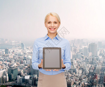 商业,技术,互联网广告微笑的女商人与空白黑色平板电脑电脑屏幕图片