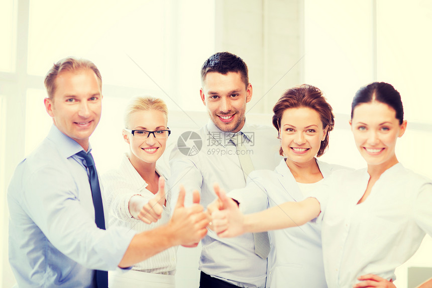 快乐的商业队办公室里竖大拇指的照片图片