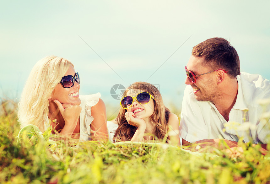 暑假,孩子人的蓝天绿草幸福的家庭图片