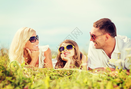 暑假,孩子人的蓝天绿草幸福的家庭图片