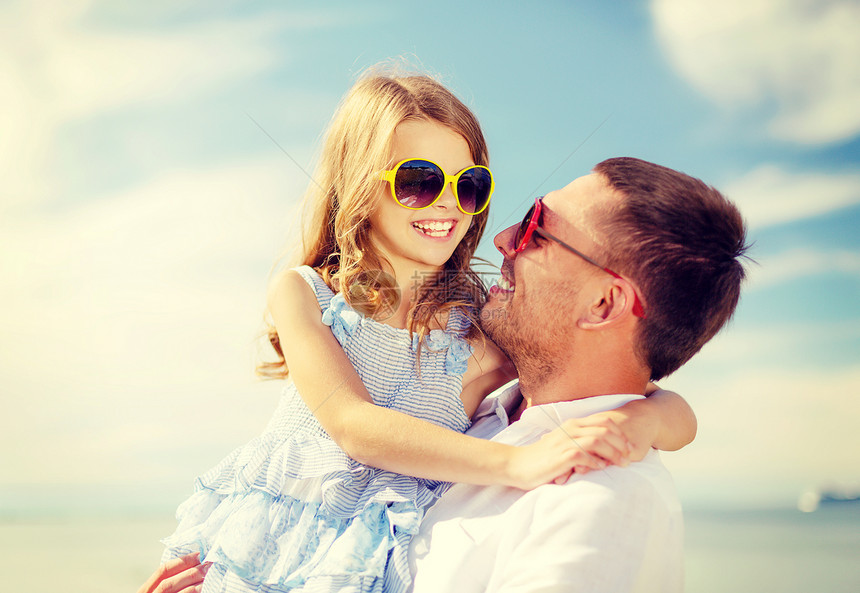 暑假,家庭,孩子人的快乐的父亲孩子女孩户外玩得开心图片