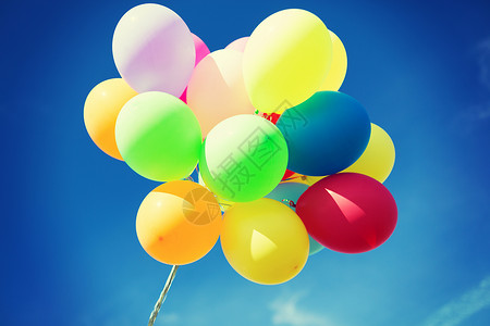 气球庆祝天空中很多五颜六色的气球图片