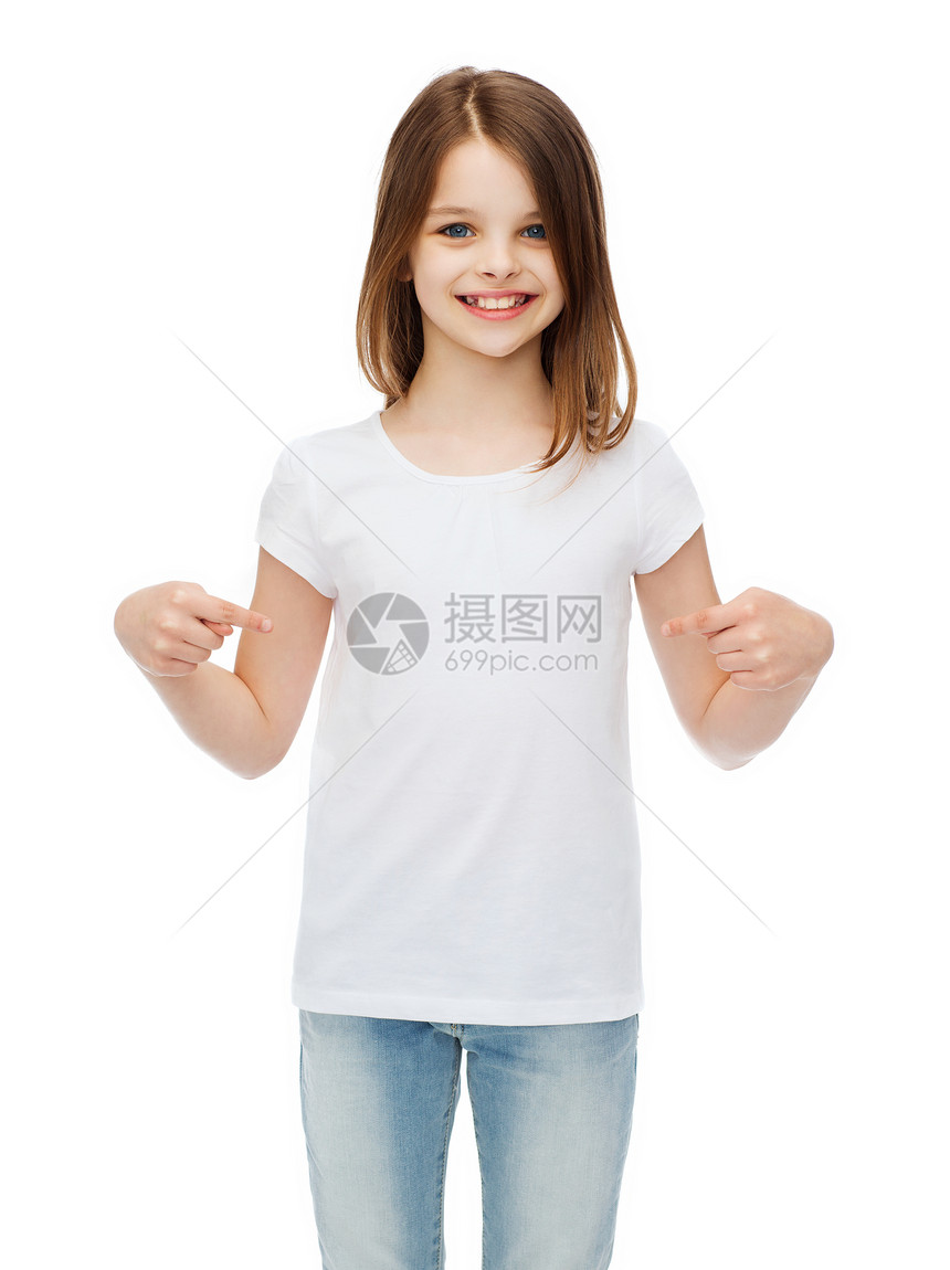 T恤的理念微笑的小女孩穿着空白的白色T恤指向自己图片