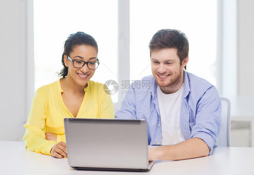 教育,技术,商业,创业办公室两个微笑的人,笔记本电脑办公室图片