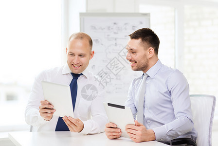商业,技术办公室两个微笑的商人与平板电脑办公室图片