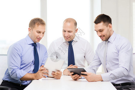 商业,技术办公室三个微笑的商人与平板电脑办公室图片