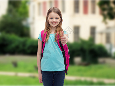 教育,手势学校快乐微笑的小女孩,书包竖大拇指背景图片