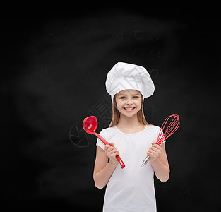 小女孩厨师烹饪人们的微笑的小女孩烹饪帽子与瓢搅拌背景