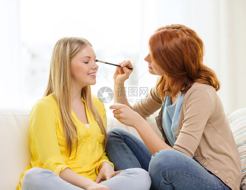 化妆,友谊休闲两个微笑的十几岁女孩家里化妆图片