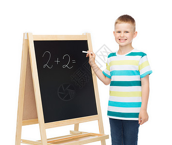 人,童,数学教育理念快乐的小男孩用黑板粉笔写数学练图片