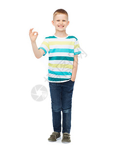 幸福,童,成就人的微笑的小男孩穿着休闲服,表现出良好的姿态图片