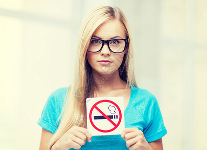 吸烟限制标志的女人的照片背景图片
