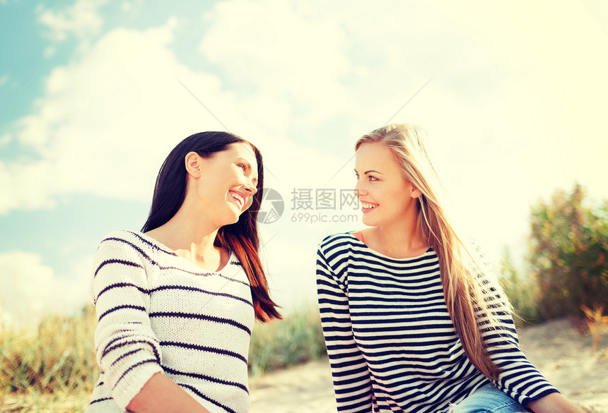 暑假,假期,快乐的人微笑的女朋友海滩上玩得很开心图片