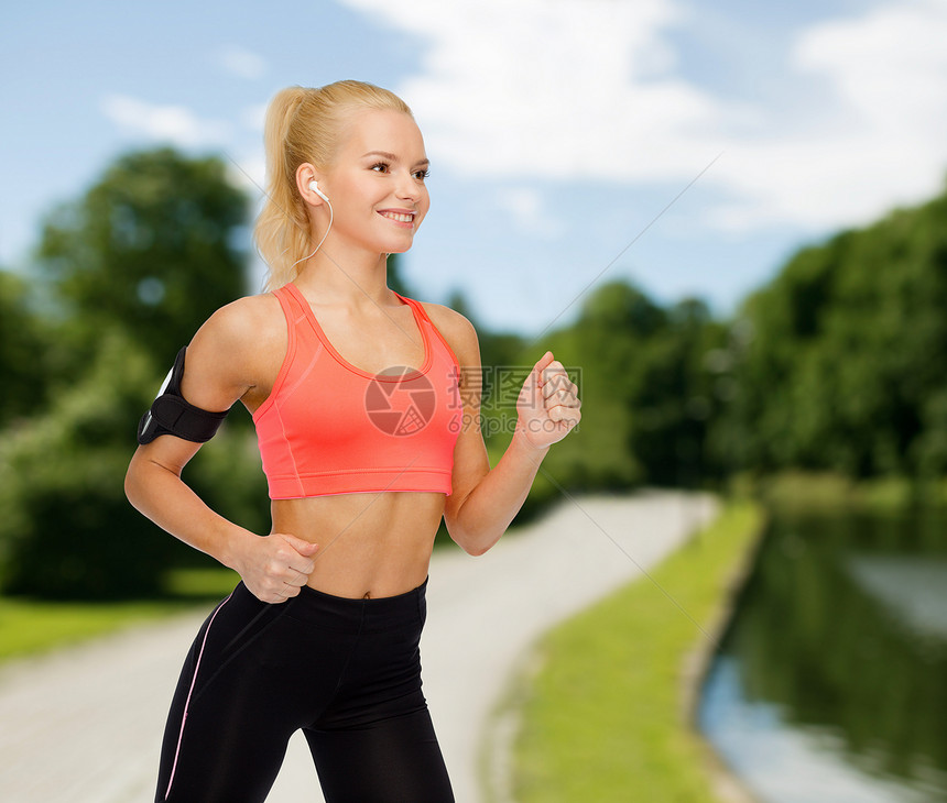 运动,锻炼,技术,互联网医疗保健微笑的运动女跑步听音乐智能手机图片