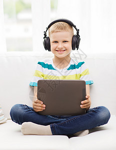 家庭,童,休闲,技术音乐微笑的小男孩与平板电脑耳机家里图片