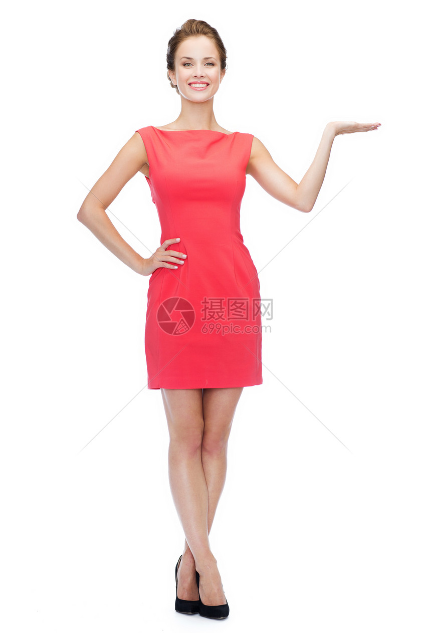 广告快乐的人的微笑的女人穿着红色的衣服,手里着想象中的东西图片