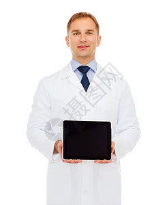 医学,专业医疗微笑的男医生与平板电脑图片