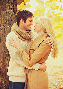 假期,爱情,旅行,旅游,关系约会的浪漫的情侣秋天的公园接吻图片