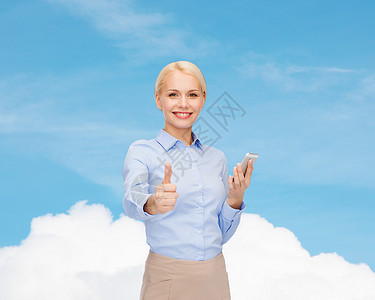 商业,技术,互联网教育友好的轻微笑的女商人与智能手机竖大拇指背景图片