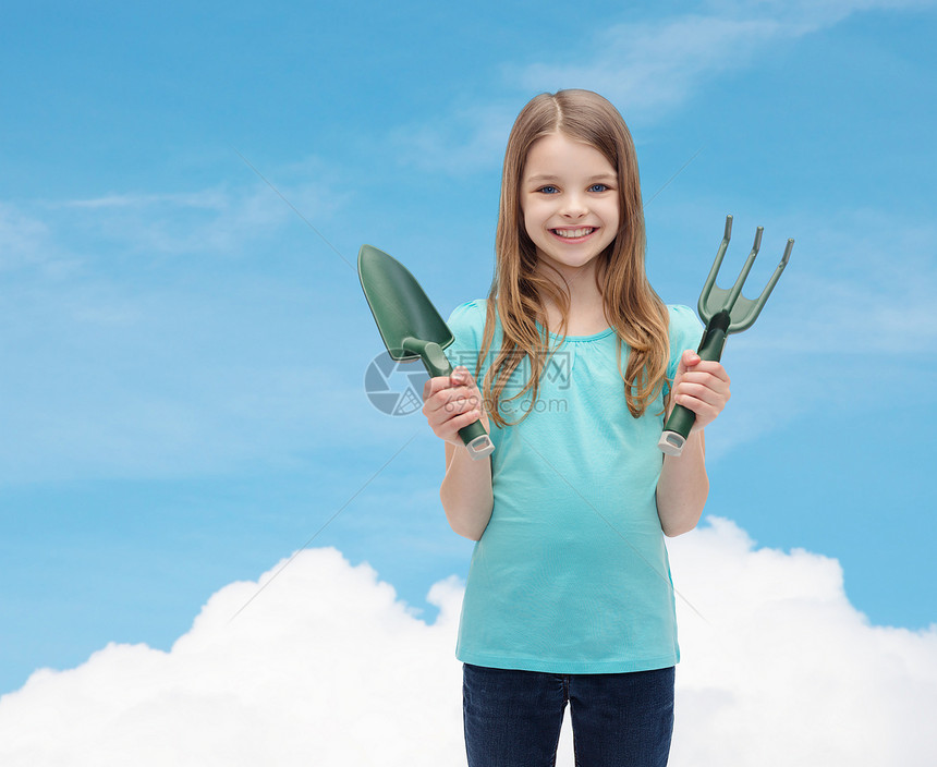 花园人们的微笑的小女孩与耙铲子图片