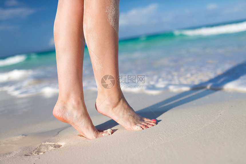 夏天,海滩,休闲身体部分的特写女人的腿海边图片