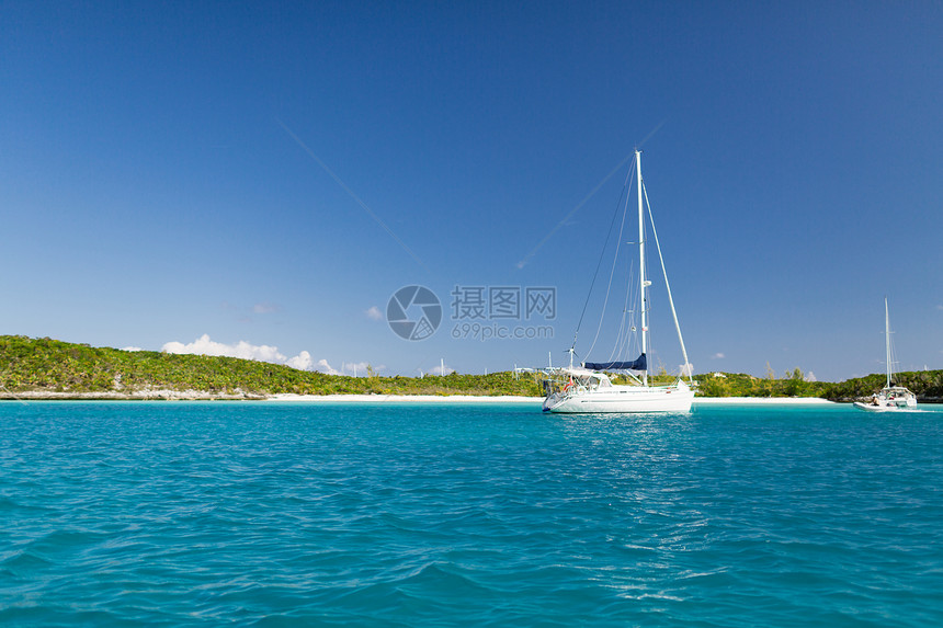 度假,旅行海洋蓝海的白船图片