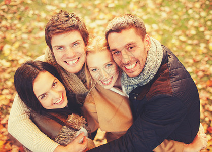 假期,快乐的人的群朋友夫妇秋天的公园玩得很开心图片