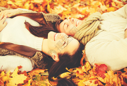 假期,爱情,旅行,旅游,关系约会的浪漫的夫妇秋天的公园图片
