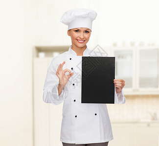 烹饪,广告食品微笑的女厨师,厨师包师用空白的黑纸OK唱歌图片
