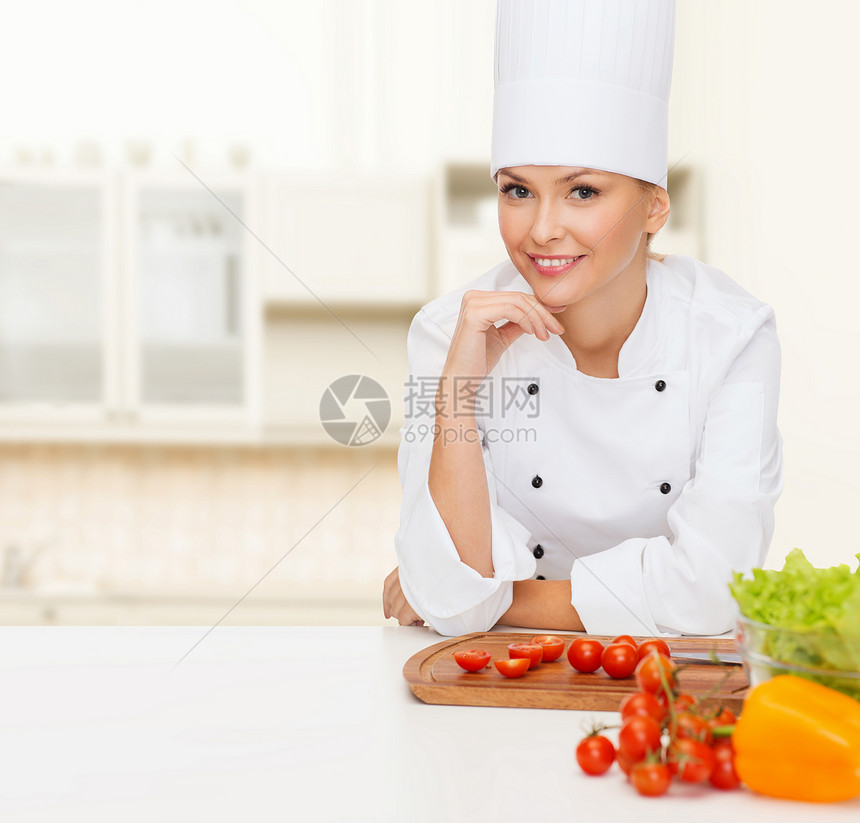 烹饪食物微笑的女厨师与蔬菜图片