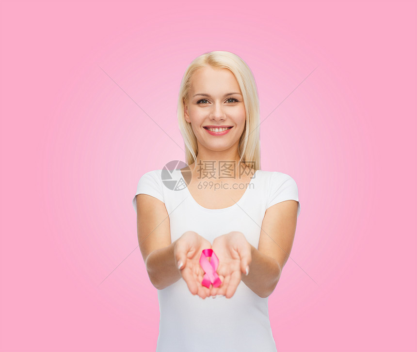 医疗保健医学微笑的女人空白T恤上着粉红色的乳腺癌意识丝带图片