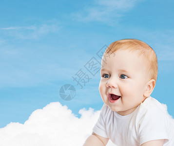 孩子蹒跚学步的微笑的小婴儿图片