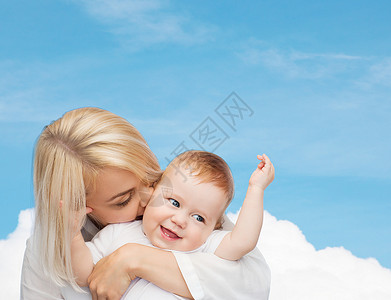 家庭,孩子父母的快乐的母亲亲吻微笑的婴儿图片