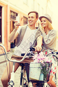 暑假,爱情,导航,GPS约会微笑夫妇与自行车智能手机城市图片