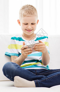 家庭,休闲,童,技术游戏小男孩与智能手机家里图片