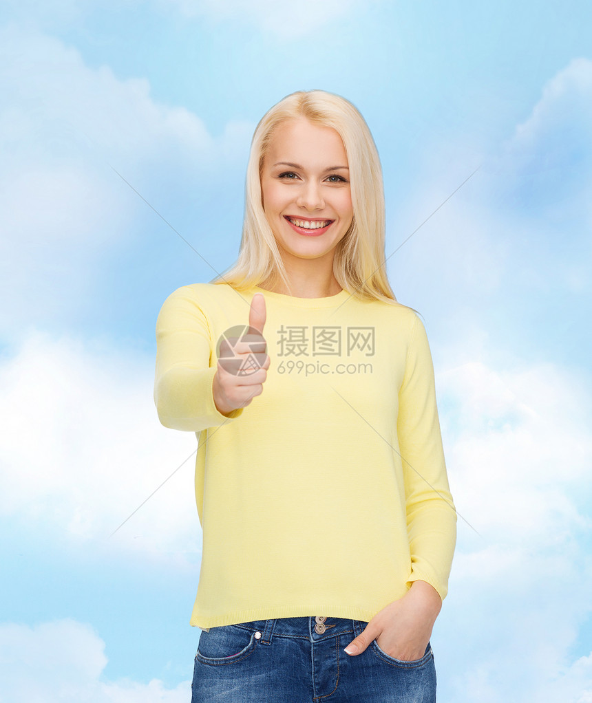 幸福,手势人的微笑的轻女人穿着休闲服,竖大拇指图片