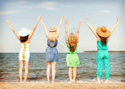 暑假假期女孩举手海滩上图片
