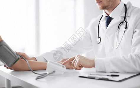 医疗保健,医院医学医生病人测量血压高清图片