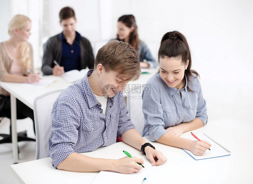 学校教育群微笑的学生学校带着笔记本图片